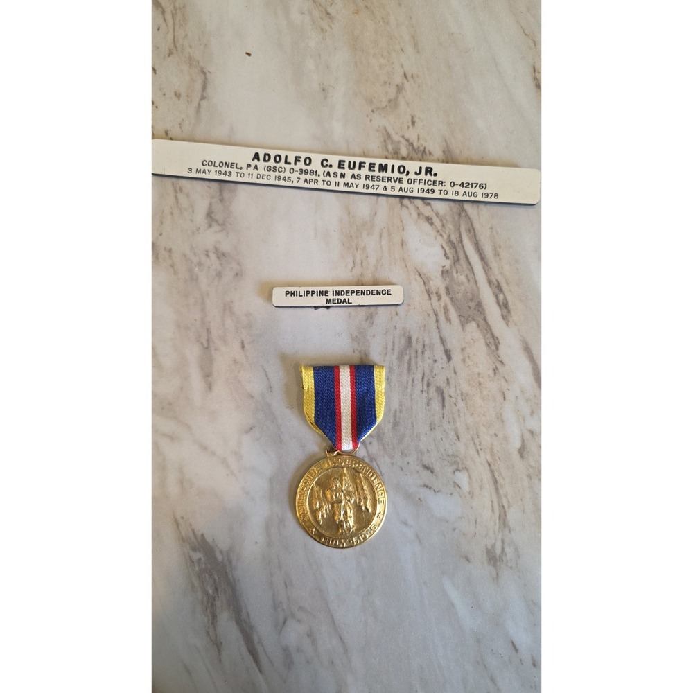 WWII PHILIPPINE INDEPENDENCE MEDAL top inscription not included in sale
